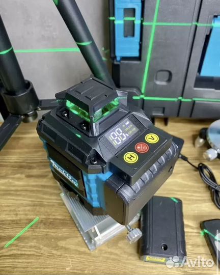 Линейный лазерный уровень Makita 4D со штативом