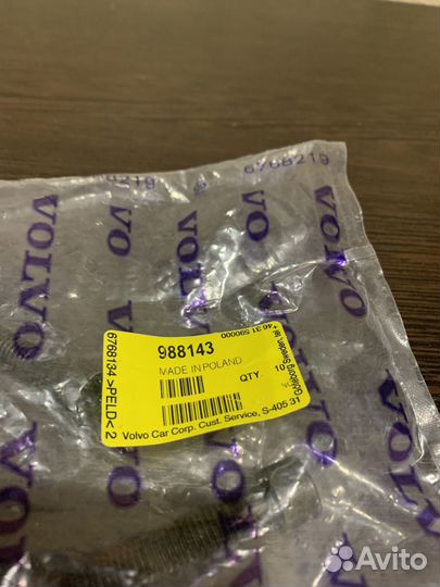 Болт винт крепления карданного вала Volvo 988143