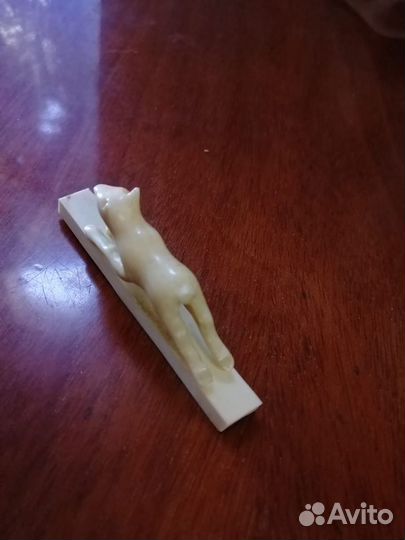 Статуэтка собачка на панели