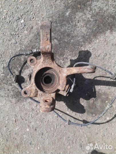 Поворотный кулак передний правый Nissan Almera N16