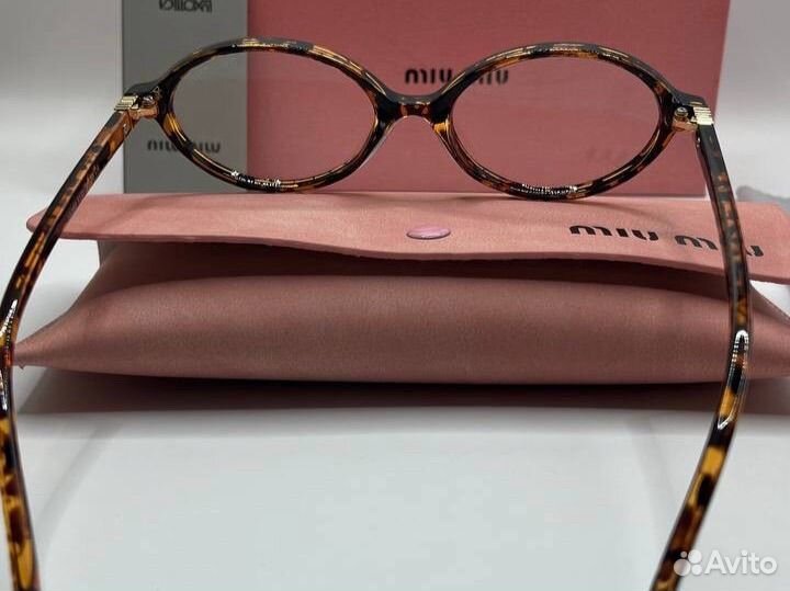 Солнцезащитные очки Miu Miu