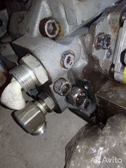 Гидравлический насос Hitachi EX-75