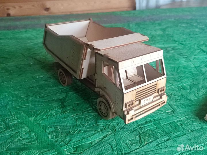 Деревянный грузовичок