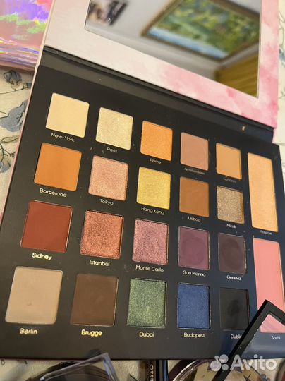 Косметика и кисти для макияжа