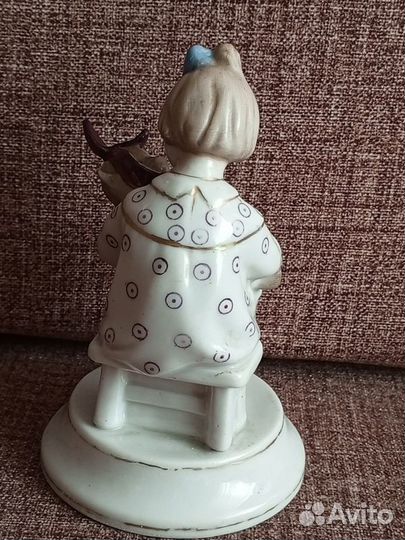 Фарфоровая статуэтка 