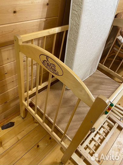 Детская кроватка с маятником и матрасом