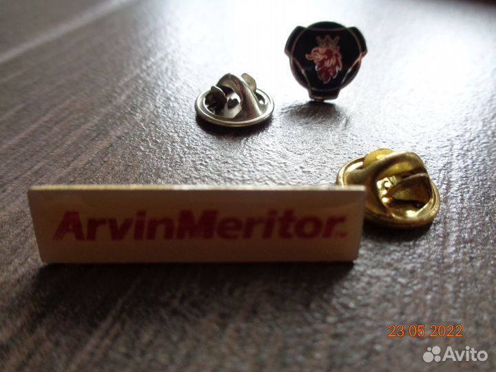 Значок с лотипом Аrvin Meritor новый