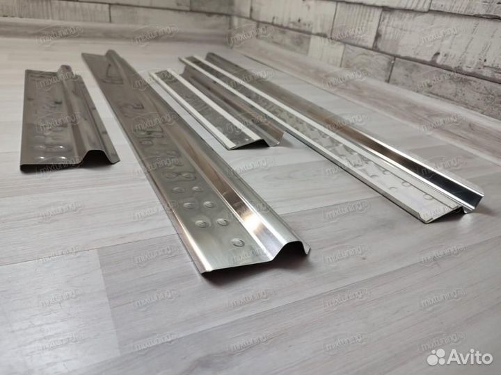 Накладки на пороги Nissan Pick Up Sky Star 99-2006