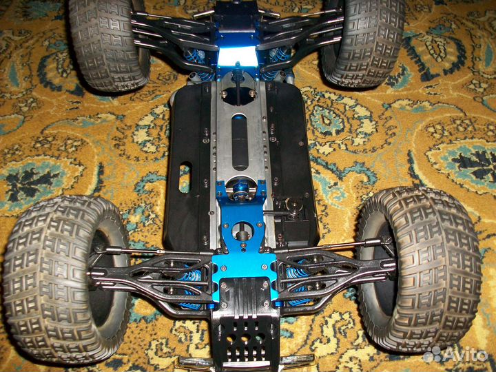 Машина на радиоуправлении с двс 1:8