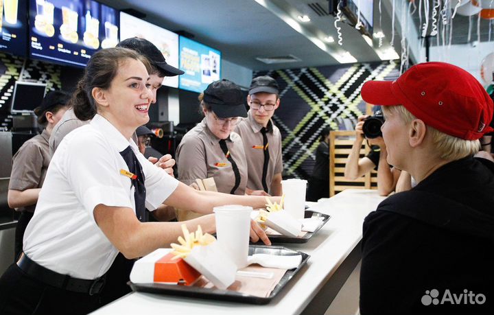 Сотрудник ресторана быстрого питания