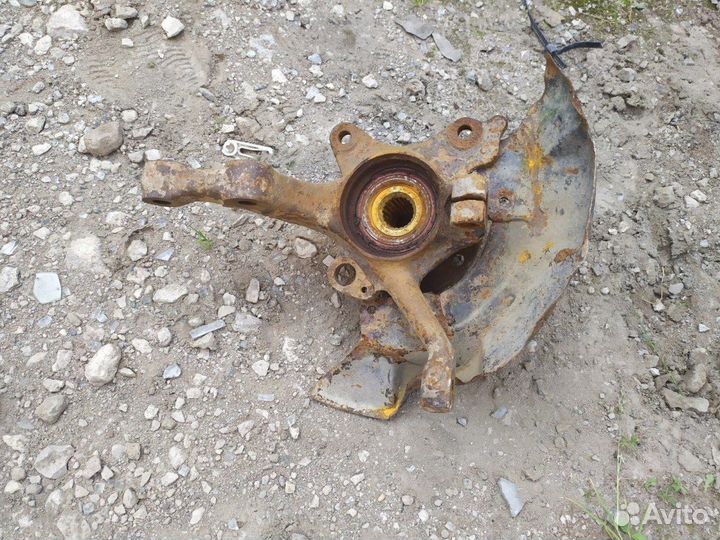 Поворотный кулак передний правый Volkswagen Passat