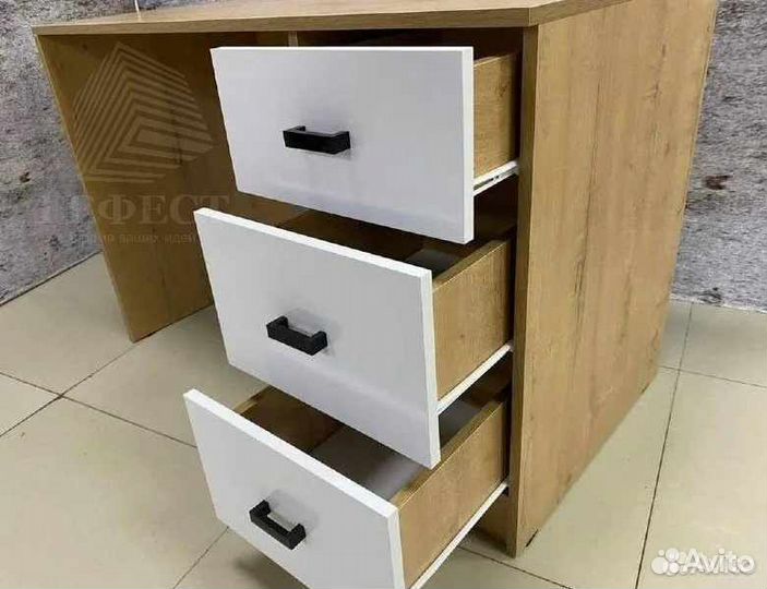 Письменный стол