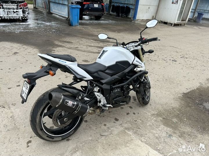 Suzuki GSR 750