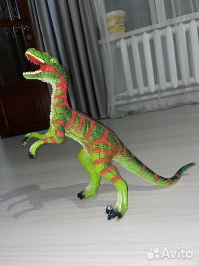 Динозавр игрушечный