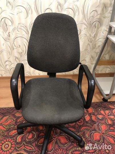 Компьиерный стол с креслом