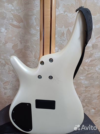 Бас-гитара Ibanez SR300