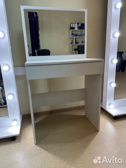 Туалетный столик с зеркалом и ящиком