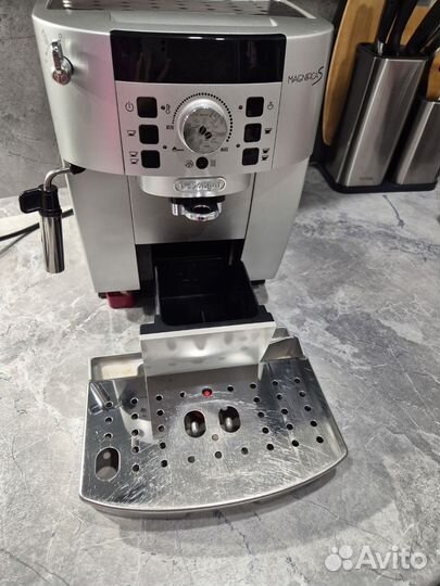 Кофемашина delonghi magnifica s