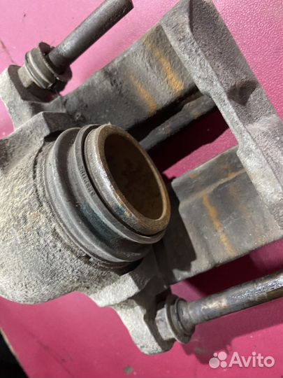 Передний тормозной супорт Renault Logan