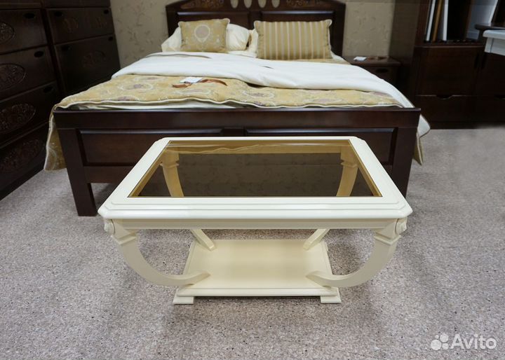 Деревянный столик