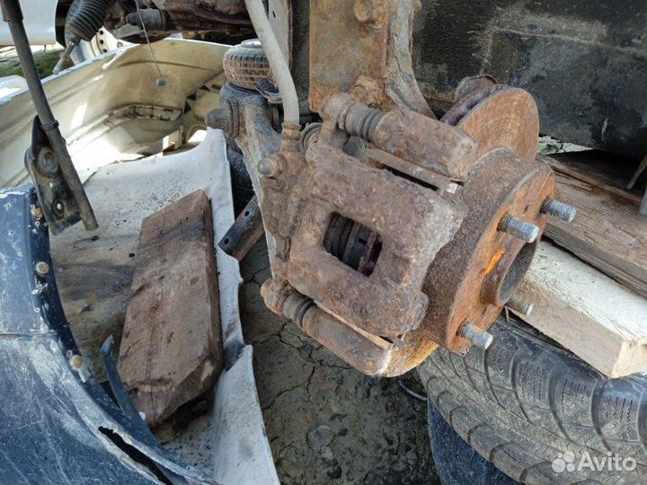 Суппорт передний Chevrolet Metro 1.3 2001 лев. б/у