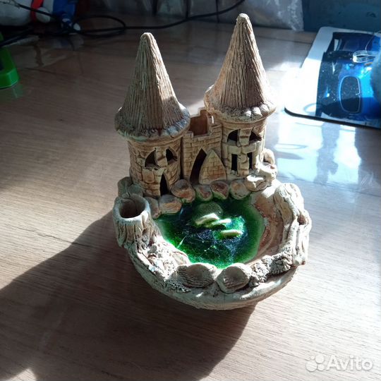 Замок для аквариума/ башни с озером