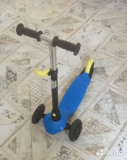 Самокат трехколесный