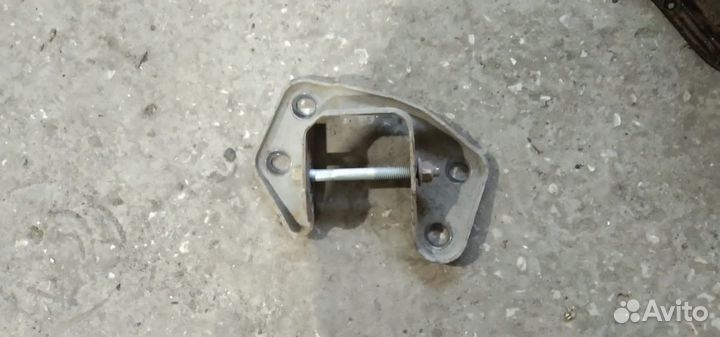 Кронштейн балки Chevrolet Cruze правый задний