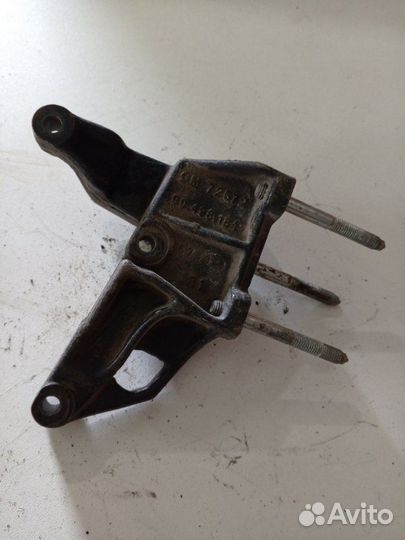 Кронштейн двигателя передний правый Opel Vectra B