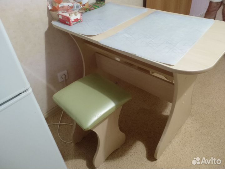 Стол с табуретками