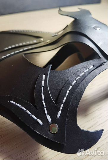 Карнавальная кожаная маска (на Хеллоуин)