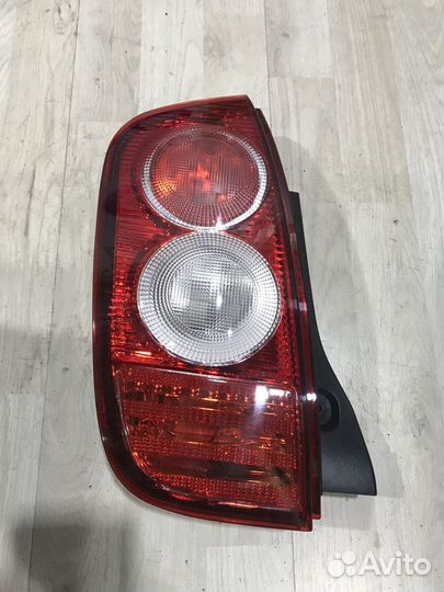 Фонарь задний Nissan micra K12 Лев