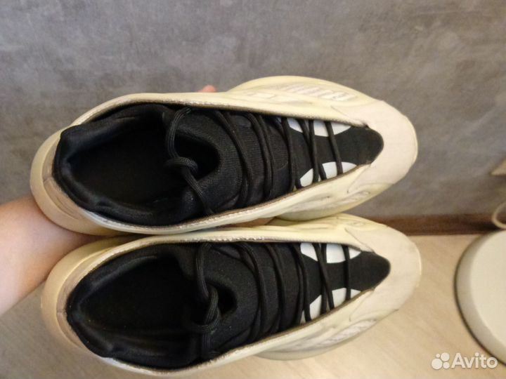 Adidas Yeezy boost 700 v3