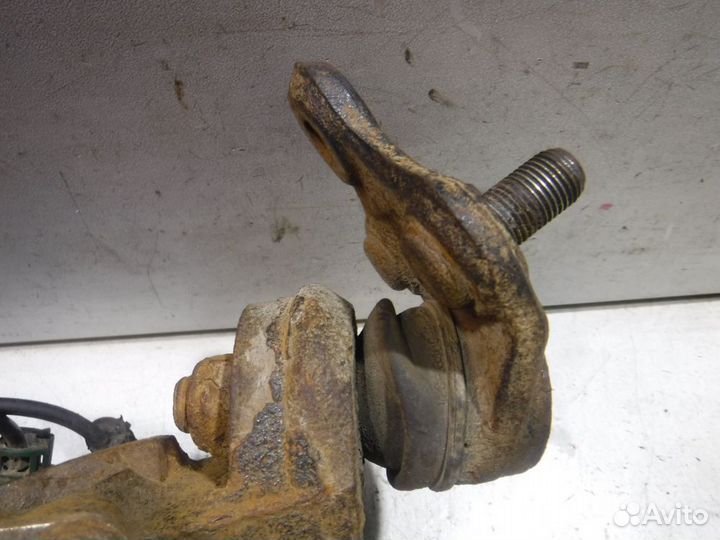 Кулак передний левый Toyota Avensis I