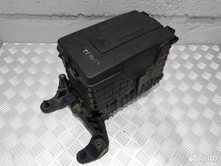 1K0915333 Полка аккумулятора Volkswagen Passat B7