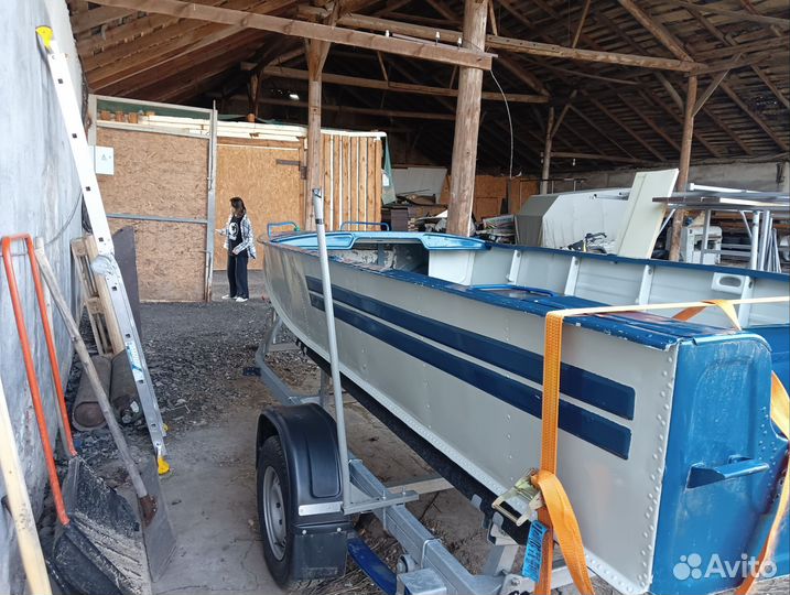 Лодка с мотором