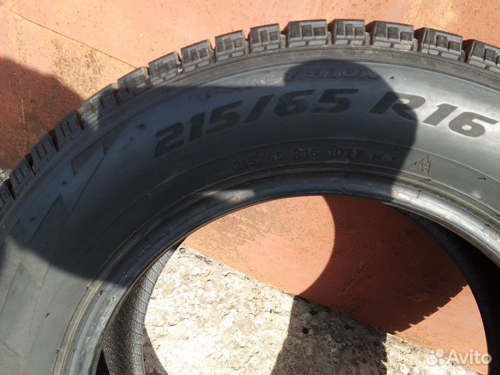 Pirelli Ice Zero FR 215/65 R16