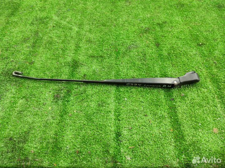 Поводок стеклоочистителя передний правый LADA