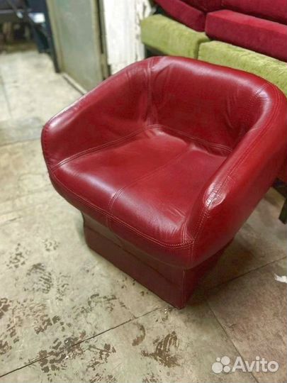 Кресло красное кожзам
