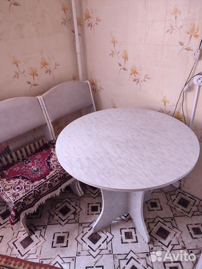Кухонный круглый стол с 2 скамейками и табуретом
