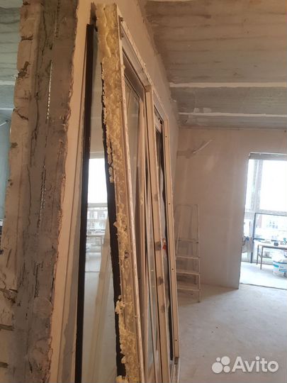 Двухстворчатое пластиковое окно с дверью