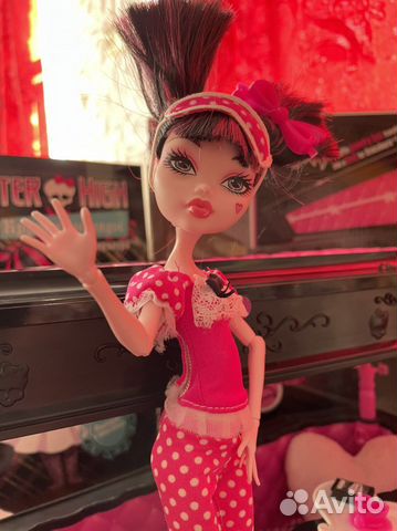 Кукла Монстер Хай Дракулаура и кровать в коробке