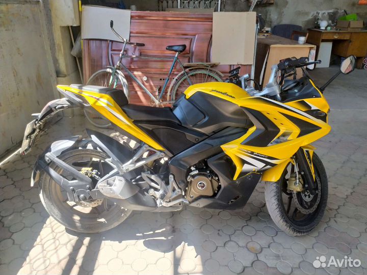Bajaj pulsar rs 200