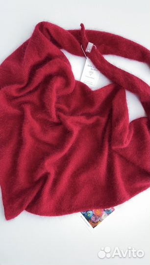 Косынка вязаная красная