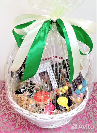 Чайная корзина со сладостями на любое событие
