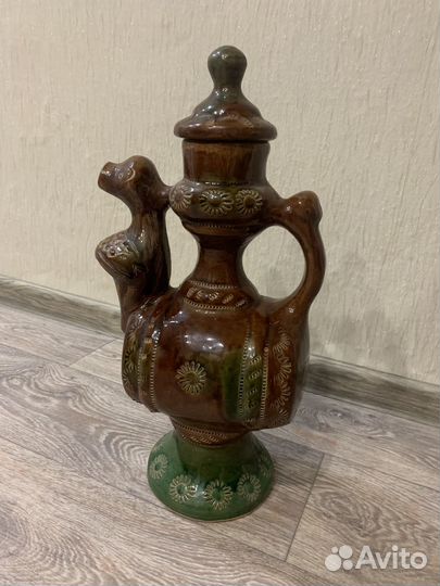 Глиняный кувшин для вина