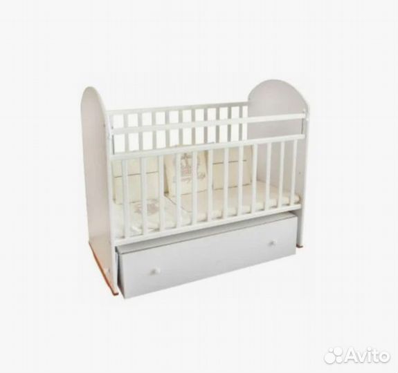 Детская кроватка с маятником и ящиком