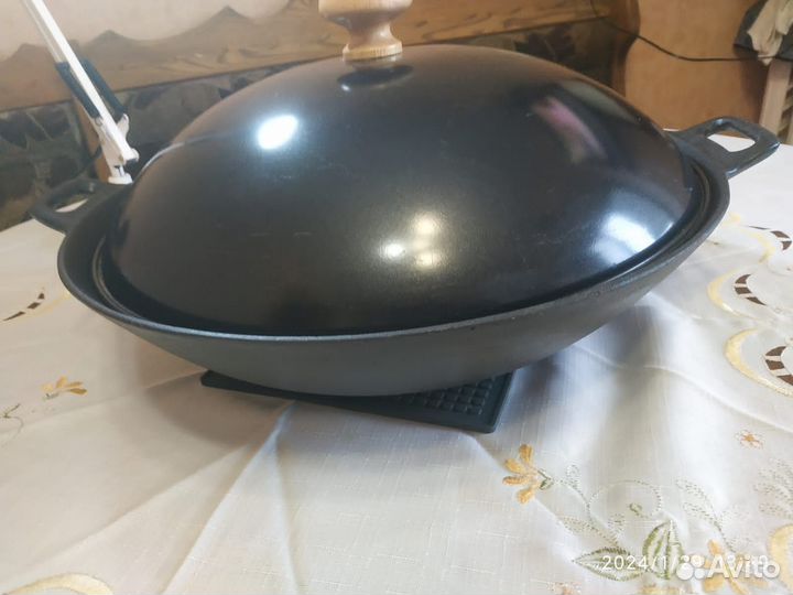 Чугунная сковорода-вок