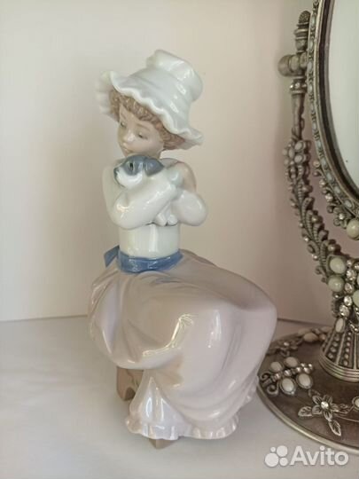 Фарфоровая статуэтка Девочка с собачкой. Lladro