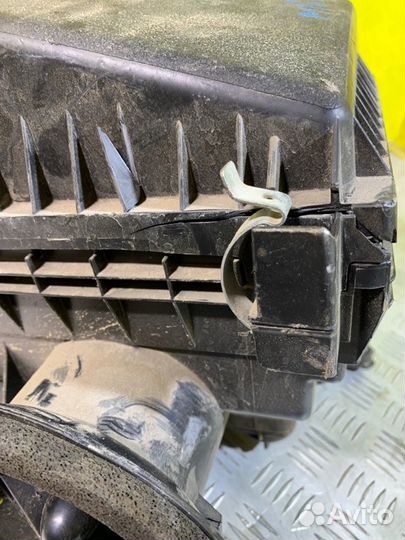 Корпус воздушного фильтра Toyota Hilux (2015-2021)